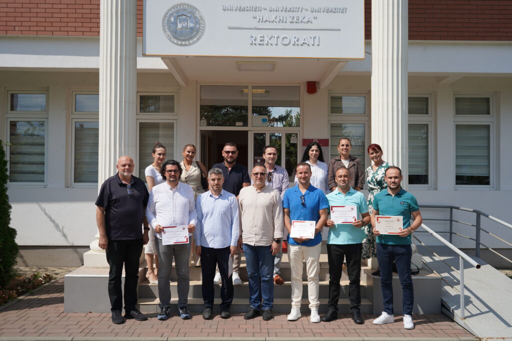Rektori i UHZ gjatë ndarjes së certifikatave për aktivitetet shkencore 2023
