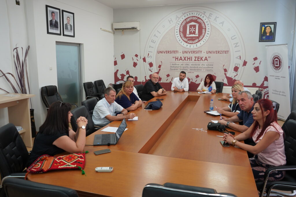 Pjesëmarrësit e takimit në UHZ duke diskutuar kurrikulën e integruar