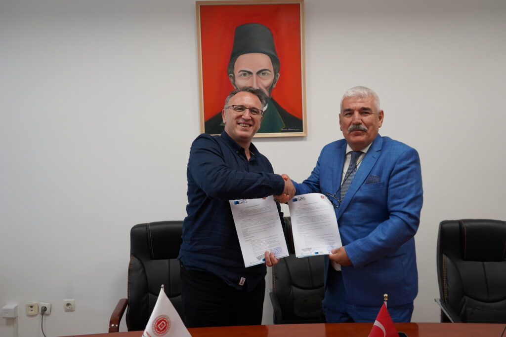 Presidenti i ISRES dhe Rektori i UHZ gjatë nënshkrimit të marrëveshjes
