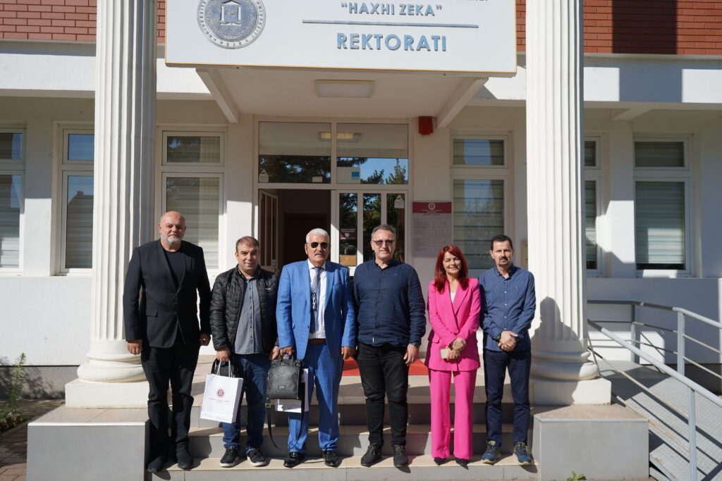 Presidenti i ISRES dhe Rektori i UHZ gjatë nënshkrimit të marrëveshjes