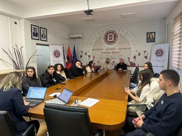 Studentë të UHZ gjatë workshopit për platformën online në sallën e Senatit