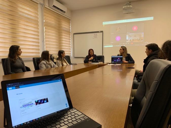 Studentë të UHZ gjatë workshopit për platformën online në sallën e Senatit
