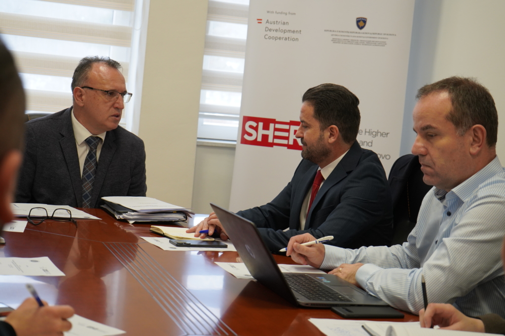 Pjesëmarrësit e takimit në UHZ gjatë diskutimit për rregulloren e performancës akademike