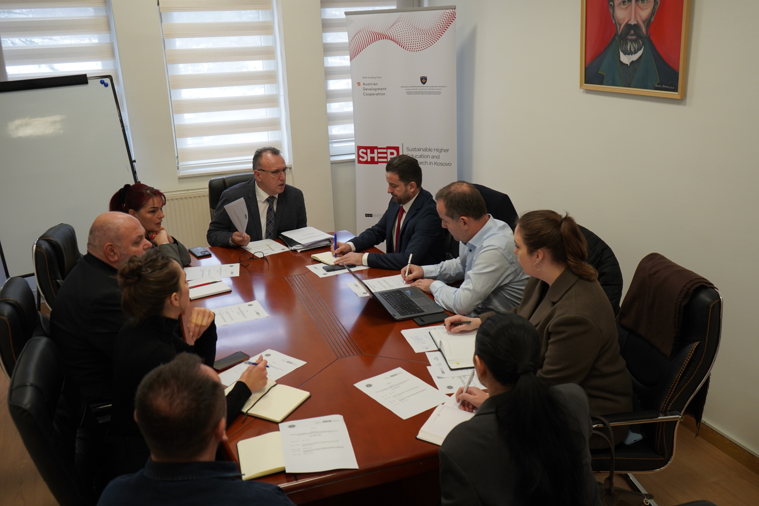 Pjesëmarrësit e takimit në UHZ gjatë diskutimit për rregulloren e performancës akademike