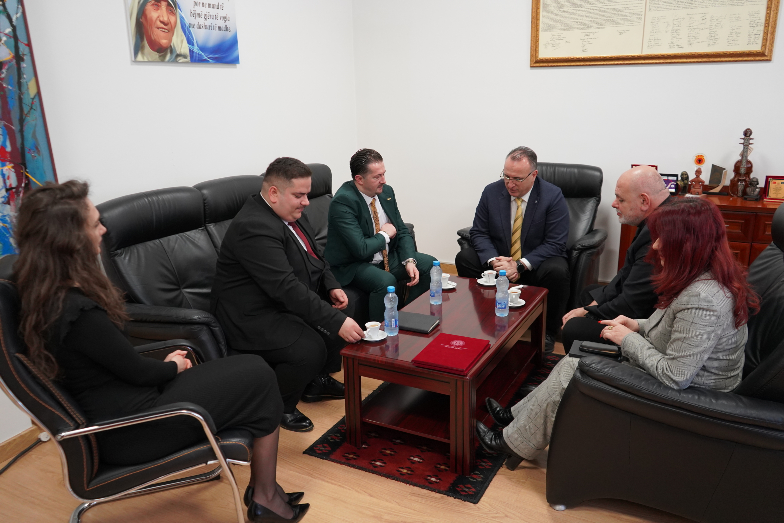 Përfaqësuesit e UHZ dhe AKB gjatë nënshkrimit të marrëveshjes së bashkëpunimit