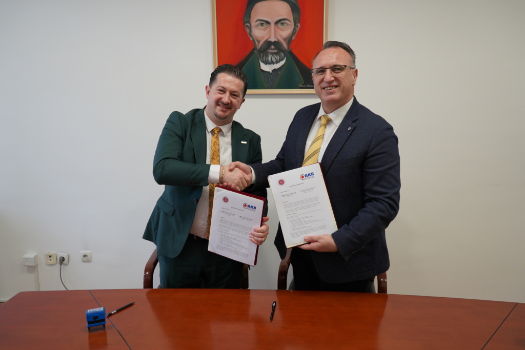 Përfaqësuesit e UHZ dhe AKB gjatë nënshkrimit të marrëveshjes së bashkëpunimit