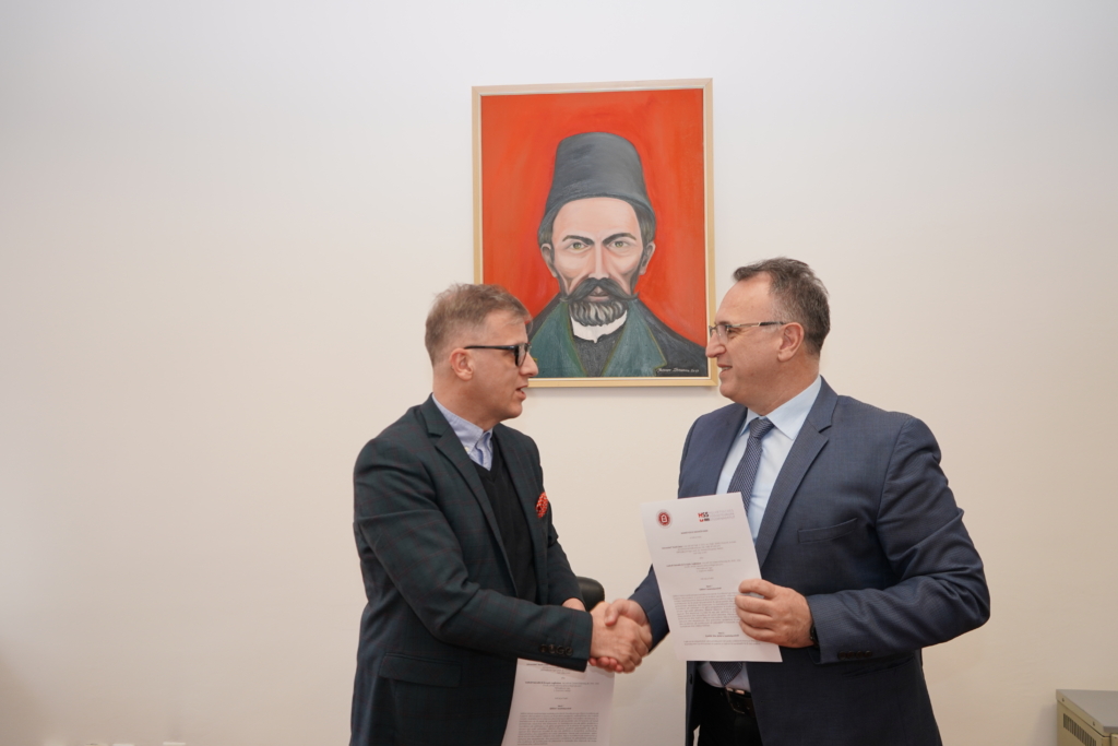 Përfaqësuesit e Universitetit ‘Haxhi Zeka’ dhe Institutit Shkencor Helvetik të Evropës Juglindore pas nënshkrimit të marrëveshjes për forcimin e lidhjeve me diasporën shqiptare në Zvicër.