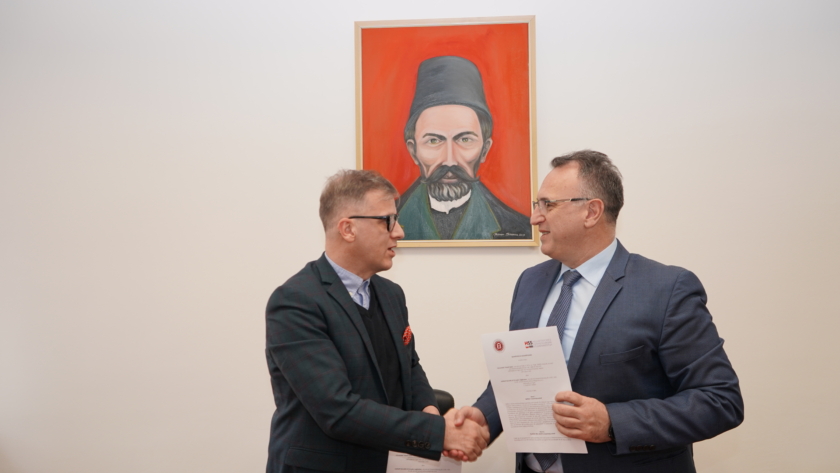 Përfaqësuesit e Universitetit ‘Haxhi Zeka’ dhe Institutit Shkencor Helvetik të Evropës Juglindore pas nënshkrimit të marrëveshjes për forcimin e lidhjeve me diasporën shqiptare në Zvicër.