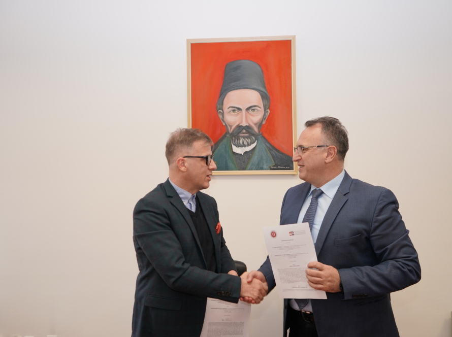 Përfaqësuesit e Universitetit ‘Haxhi Zeka’ dhe Institutit Shkencor Helvetik të Evropës Juglindore pas nënshkrimit të marrëveshjes për forcimin e lidhjeve me diasporën shqiptare në Zvicër.