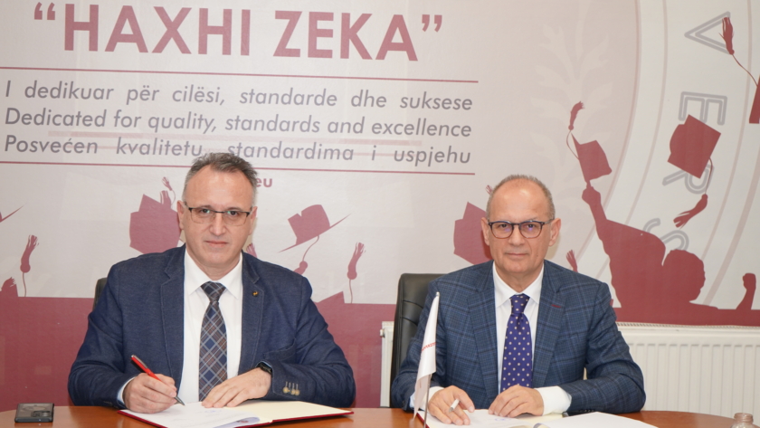 Rektorët e Universitetit Haxhi Zeka dhe Universitetit të Tiranës gjatë nënshkrimit të marrëveshjes së bashkëpunimit