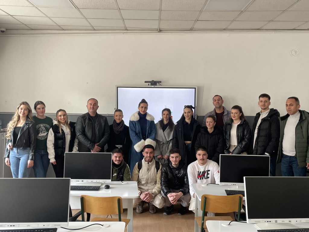 Studentët e Universitetit “Haxhi Zeka” në kuadër të projektit “IDENTIFIKIMI I NEVOJAVE TË INDUSTRISË NË RAJONIN E DUKAGJINIT DHE MË GJERË”, financuar nga MASHTI, duke marrë pjesë në trajnimet për analizën e të dhënave dhe përdorimin e programit SPSS