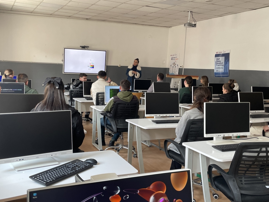Studentët e Universitetit “Haxhi Zeka” në kuadër të projektit “IDENTIFIKIMI I NEVOJAVE TË INDUSTRISË NË RAJONIN E DUKAGJINIT DHE MË GJERË”, financuar nga MASHTI, duke marrë pjesë në trajnimet për analizën e të dhënave dhe përdorimin e programit SPSS