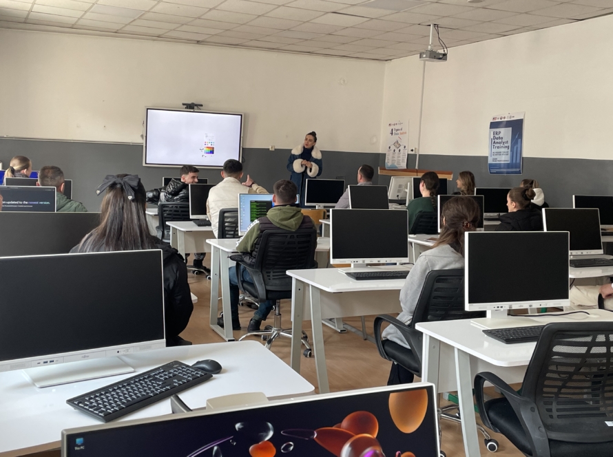 Studentët e Universitetit “Haxhi Zeka” në kuadër të projektit “IDENTIFIKIMI I NEVOJAVE TË INDUSTRISË NË RAJONIN E DUKAGJINIT DHE MË GJERË”, financuar nga MASHTI, duke marrë pjesë në trajnimet për analizën e të dhënave dhe përdorimin e programit SPSS