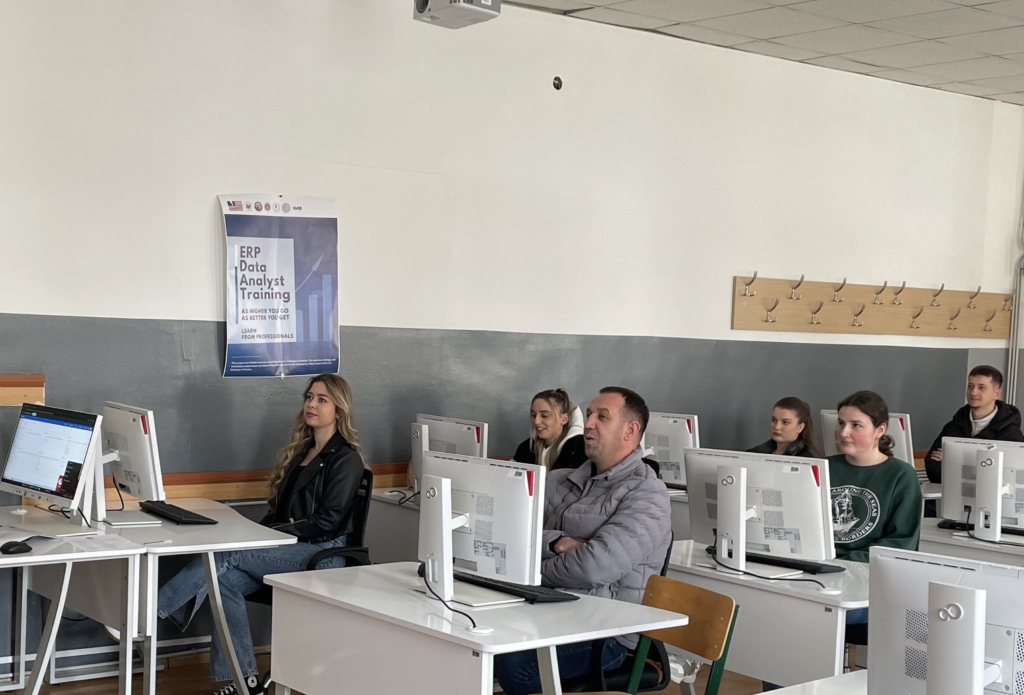 Studentët e Universitetit “Haxhi Zeka” në kuadër të projektit “IDENTIFIKIMI I NEVOJAVE TË INDUSTRISË NË RAJONIN E DUKAGJINIT DHE MË GJERË”, financuar nga MASHTI, duke marrë pjesë në trajnimet për analizën e të dhënave dhe përdorimin e programit SPSS