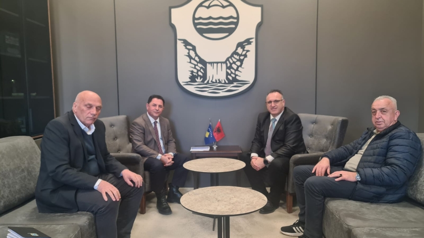 Foto e Rektorit dhe Kryetarit të Komunës