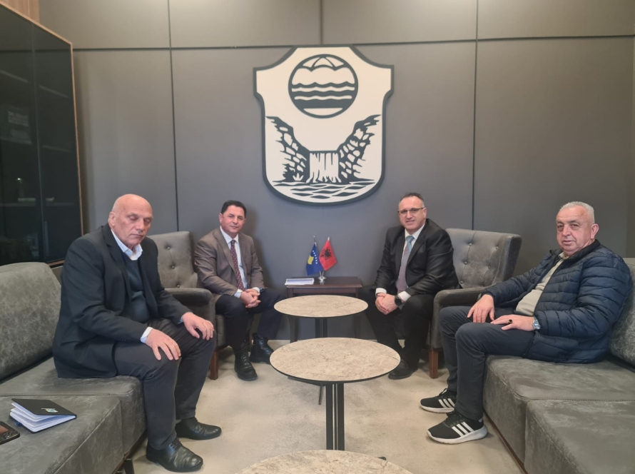 Foto e Rektorit dhe Kryetarit të Komunës