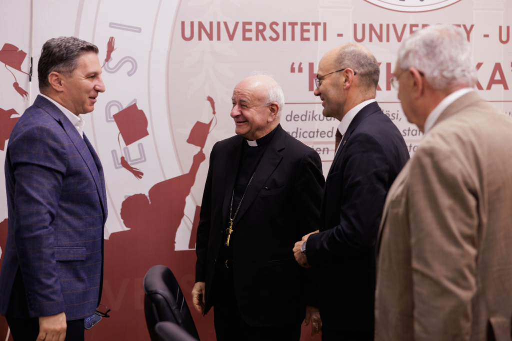 Imzot Vincenzo Paglia duke marrë titullin “Doctor Honoris Causa” në Universitetin “Haxhi Zeka” në Pejë, në një ceremoni solemne me pjesëmarrjen e personaliteteve të larta.