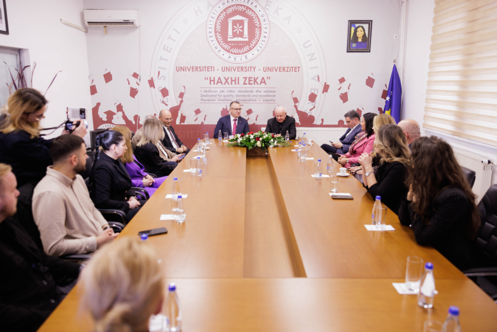 Imzot Vincenzo Paglia duke marrë titullin “Doctor Honoris Causa” në Universitetin “Haxhi Zeka” në Pejë, në një ceremoni solemne me pjesëmarrjen e personaliteteve të larta.