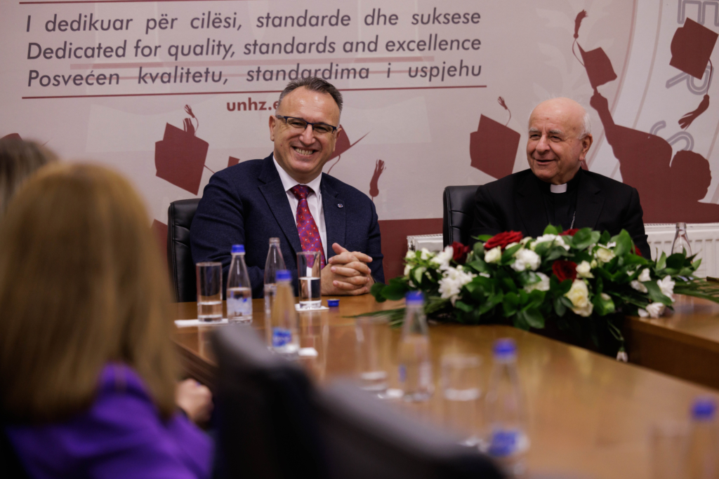 Imzot Vincenzo Paglia duke marrë titullin “Doctor Honoris Causa” në Universitetin “Haxhi Zeka” në Pejë, në një ceremoni solemne me pjesëmarrjen e personaliteteve të larta.
