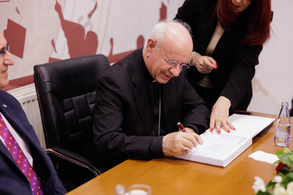 Imzot Vincenzo Paglia duke marrë titullin “Doctor Honoris Causa” në Universitetin “Haxhi Zeka” në Pejë, në një ceremoni solemne me pjesëmarrjen e personaliteteve të larta.