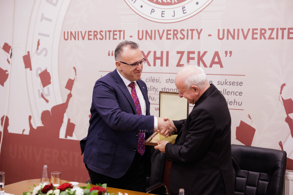 Imzot Vincenzo Paglia duke marrë titullin “Doctor Honoris Causa” në Universitetin “Haxhi Zeka” në Pejë, në një ceremoni solemne me pjesëmarrjen e personaliteteve të larta.