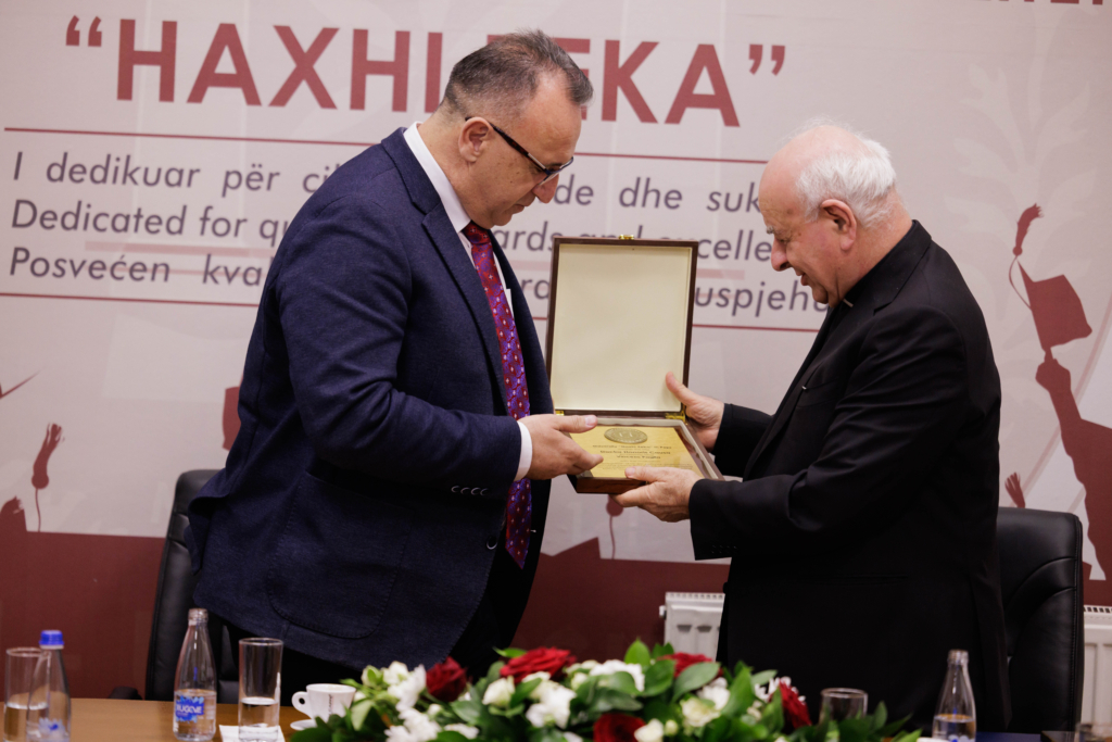 Imzot Vincenzo Paglia duke marrë titullin “Doctor Honoris Causa” në Universitetin “Haxhi Zeka” në Pejë, në një ceremoni solemne me pjesëmarrjen e personaliteteve të larta.