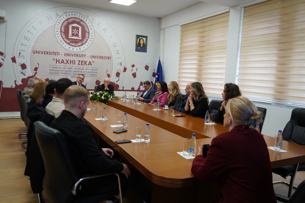 Imzot Vincenzo Paglia duke marrë titullin “Doctor Honoris Causa” në Universitetin “Haxhi Zeka” në Pejë, në një ceremoni solemne me pjesëmarrjen e personaliteteve të larta.