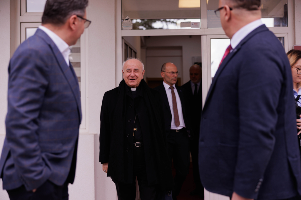 Imzot Vincenzo Paglia duke marrë titullin “Doctor Honoris Causa” në Universitetin “Haxhi Zeka” në Pejë, në një ceremoni solemne me pjesëmarrjen e personaliteteve të larta.