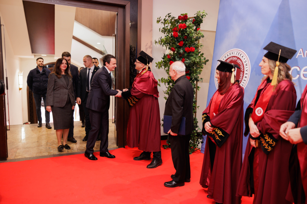 Imzot Vincenzo Paglia duke marrë titullin “Doctor Honoris Causa” në Universitetin “Haxhi Zeka” në Pejë, në një ceremoni solemne me pjesëmarrjen e personaliteteve të larta.