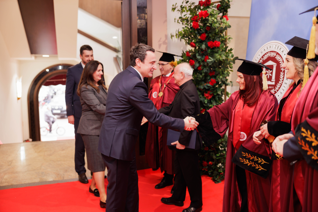 Imzot Vincenzo Paglia duke marrë titullin “Doctor Honoris Causa” në Universitetin “Haxhi Zeka” në Pejë, në një ceremoni solemne me pjesëmarrjen e personaliteteve të larta.