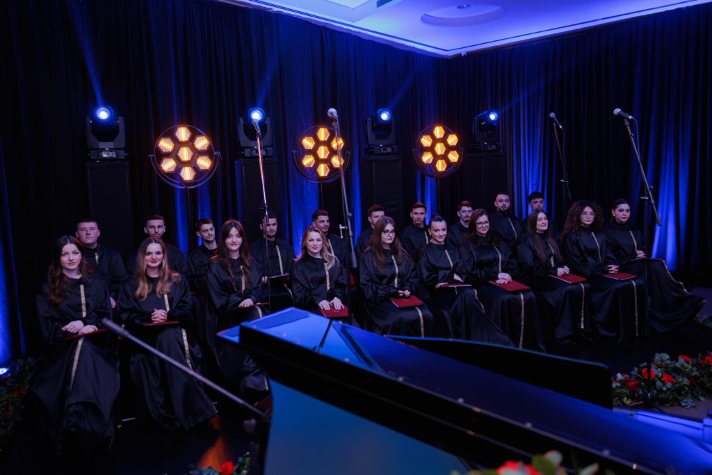 Imzot Vincenzo Paglia duke marrë titullin “Doctor Honoris Causa” në Universitetin “Haxhi Zeka” në Pejë, në një ceremoni solemne me pjesëmarrjen e personaliteteve të larta.