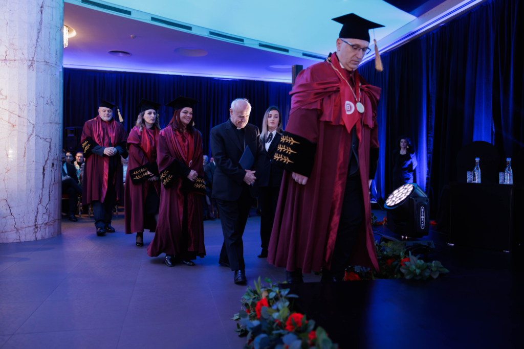 Imzot Vincenzo Paglia duke marrë titullin “Doctor Honoris Causa” në Universitetin “Haxhi Zeka” në Pejë, në një ceremoni solemne me pjesëmarrjen e personaliteteve të larta.
