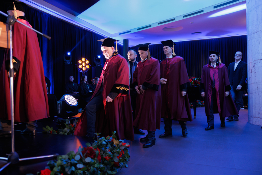 Imzot Vincenzo Paglia duke marrë titullin “Doctor Honoris Causa” në Universitetin “Haxhi Zeka” në Pejë, në një ceremoni solemne me pjesëmarrjen e personaliteteve të larta.