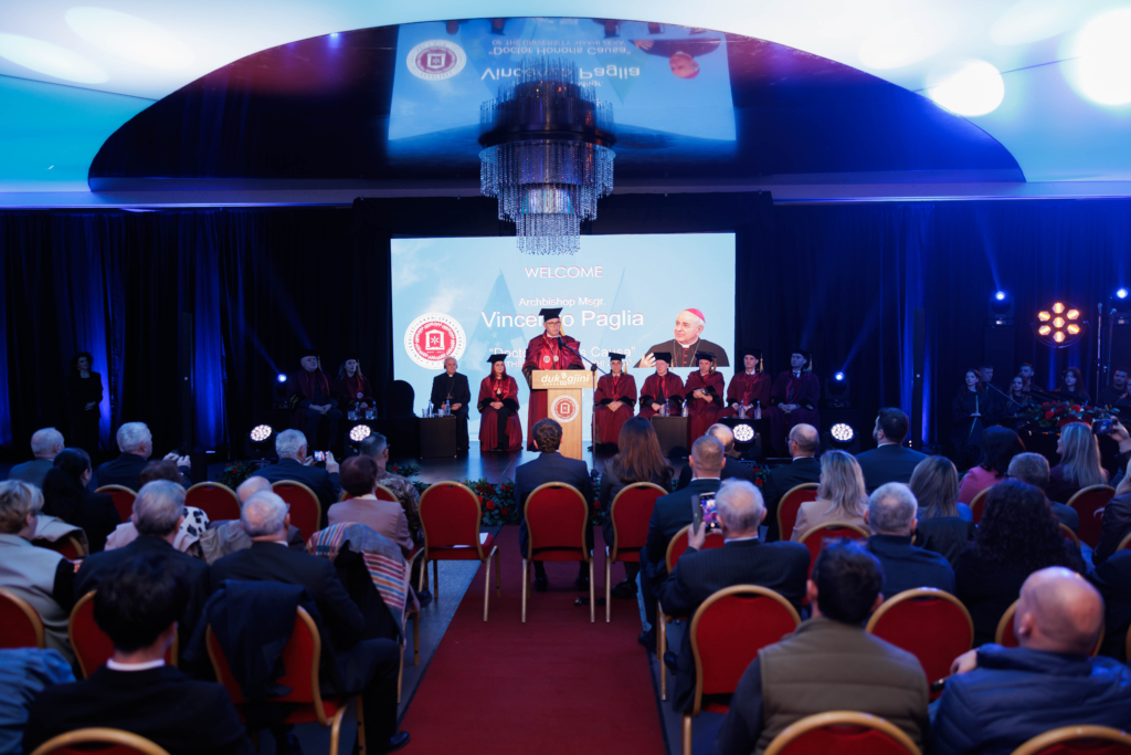 Imzot Vincenzo Paglia duke marrë titullin “Doctor Honoris Causa” në Universitetin “Haxhi Zeka” në Pejë, në një ceremoni solemne me pjesëmarrjen e personaliteteve të larta.