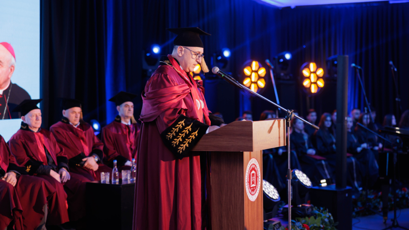 Imzot Vincenzo Paglia duke marrë titullin “Doctor Honoris Causa” në Universitetin “Haxhi Zeka” në Pejë, në një ceremoni solemne me pjesëmarrjen e personaliteteve të larta.