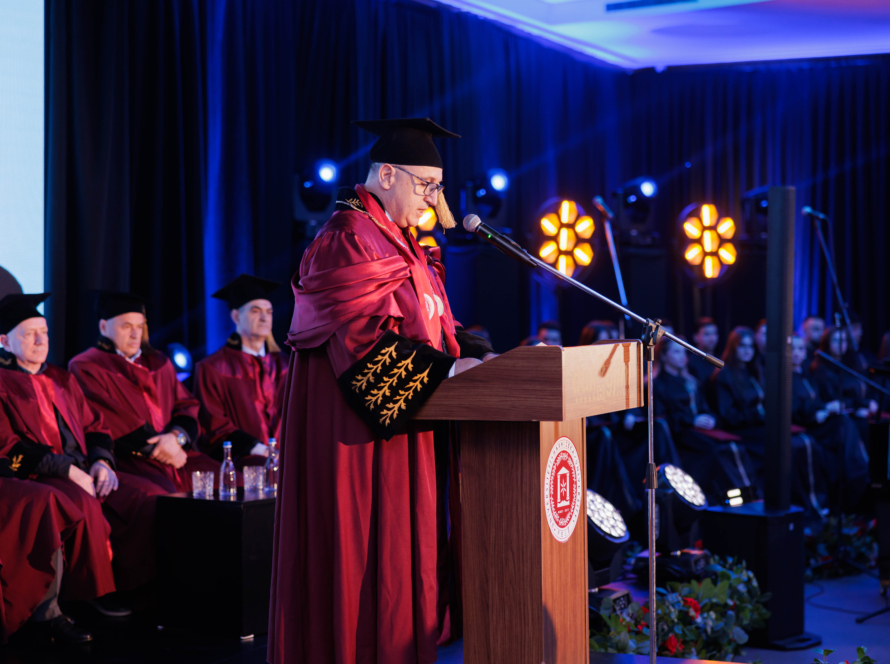 Imzot Vincenzo Paglia duke marrë titullin “Doctor Honoris Causa” në Universitetin “Haxhi Zeka” në Pejë, në një ceremoni solemne me pjesëmarrjen e personaliteteve të larta.