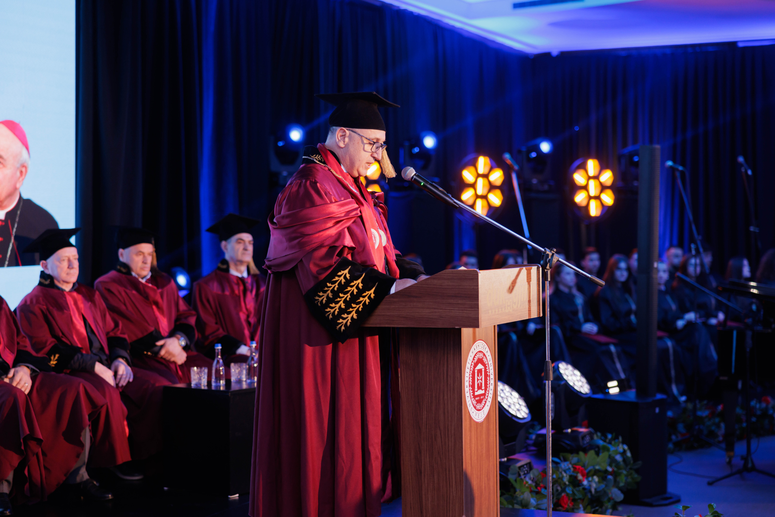 Imzot Vincenzo Paglia duke marrë titullin “Doctor Honoris Causa” në Universitetin “Haxhi Zeka” në Pejë, në një ceremoni solemne me pjesëmarrjen e personaliteteve të larta.
