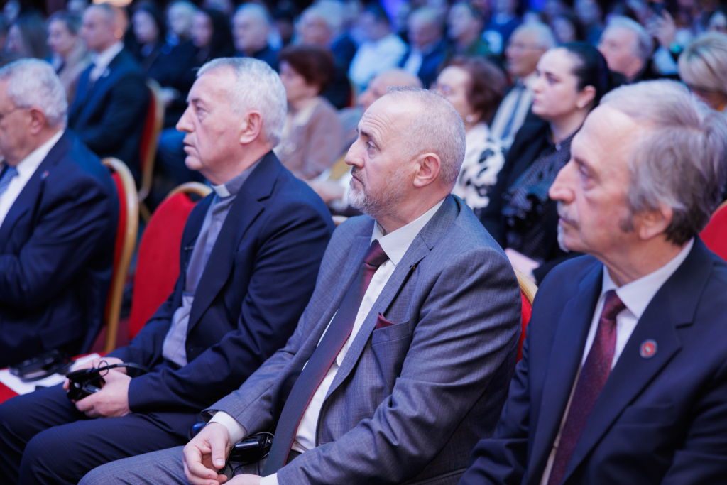 Imzot Vincenzo Paglia duke marrë titullin “Doctor Honoris Causa” në Universitetin “Haxhi Zeka” në Pejë, në një ceremoni solemne me pjesëmarrjen e personaliteteve të larta.