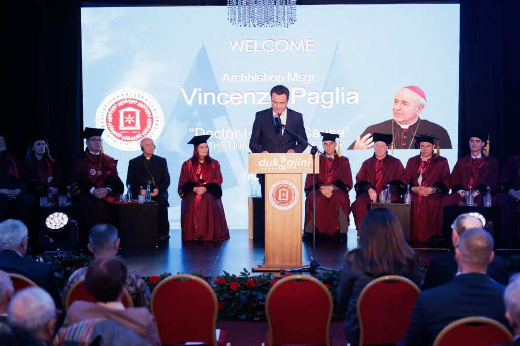 Imzot Vincenzo Paglia duke marrë titullin “Doctor Honoris Causa” në Universitetin “Haxhi Zeka” në Pejë, në një ceremoni solemne me pjesëmarrjen e personaliteteve të larta.