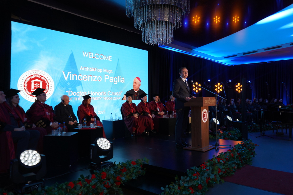Imzot Vincenzo Paglia duke marrë titullin “Doctor Honoris Causa” në Universitetin “Haxhi Zeka” në Pejë, në një ceremoni solemne me pjesëmarrjen e personaliteteve të larta.