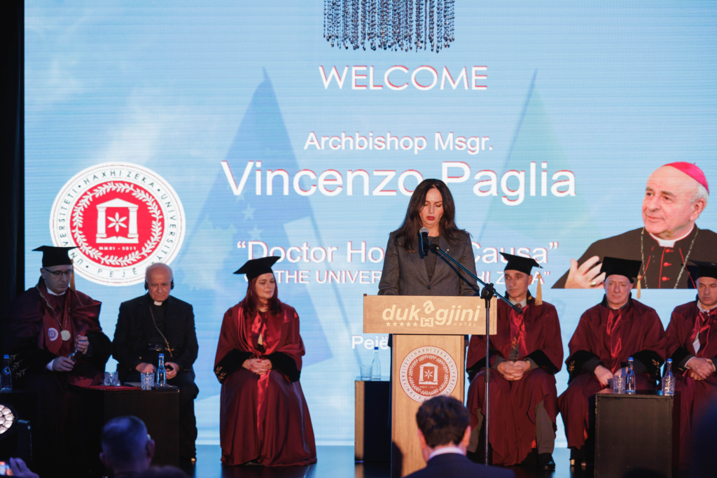 Imzot Vincenzo Paglia duke marrë titullin “Doctor Honoris Causa” në Universitetin “Haxhi Zeka” në Pejë, në një ceremoni solemne me pjesëmarrjen e personaliteteve të larta.