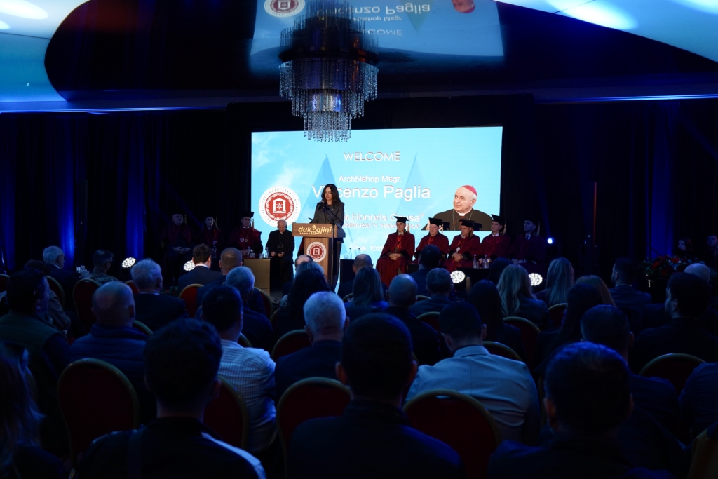 Imzot Vincenzo Paglia duke marrë titullin “Doctor Honoris Causa” në Universitetin “Haxhi Zeka” në Pejë, në një ceremoni solemne me pjesëmarrjen e personaliteteve të larta.
