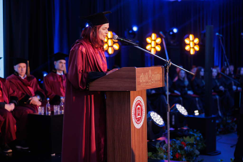 Imzot Vincenzo Paglia duke marrë titullin “Doctor Honoris Causa” në Universitetin “Haxhi Zeka” në Pejë, në një ceremoni solemne me pjesëmarrjen e personaliteteve të larta.