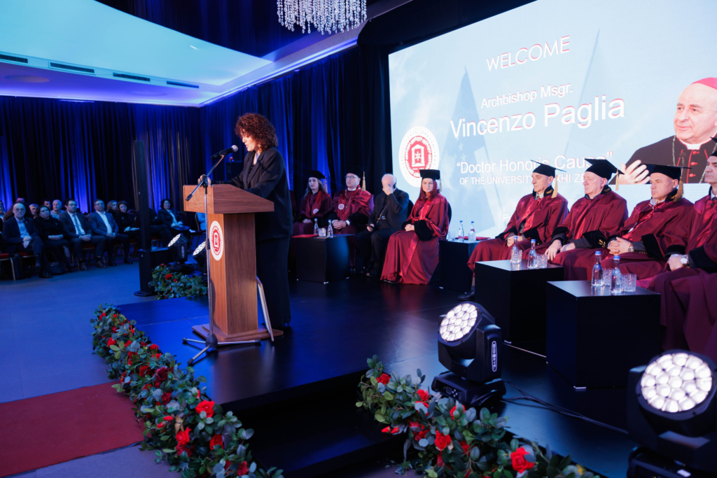Imzot Vincenzo Paglia duke marrë titullin “Doctor Honoris Causa” në Universitetin “Haxhi Zeka” në Pejë, në një ceremoni solemne me pjesëmarrjen e personaliteteve të larta.