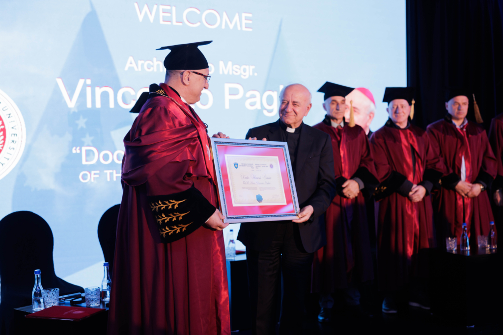 Imzot Vincenzo Paglia duke marrë titullin “Doctor Honoris Causa” në Universitetin “Haxhi Zeka” në Pejë, në një ceremoni solemne me pjesëmarrjen e personaliteteve të larta.