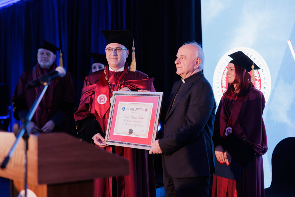 Imzot Vincenzo Paglia duke marrë titullin “Doctor Honoris Causa” në Universitetin “Haxhi Zeka” në Pejë, në një ceremoni solemne me pjesëmarrjen e personaliteteve të larta.