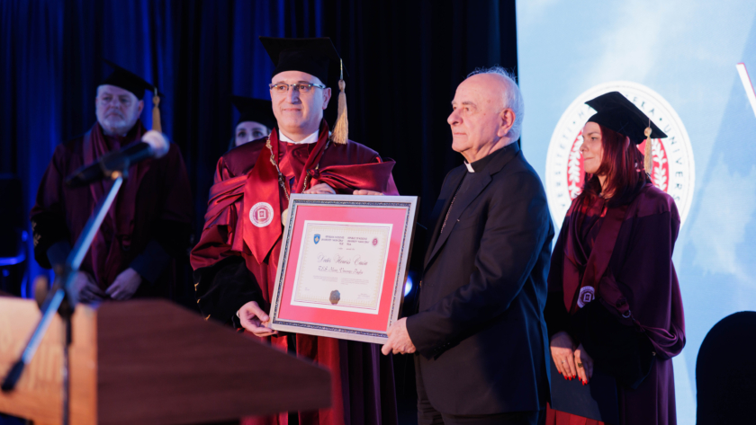Imzot Vincenzo Paglia duke marrë titullin “Doctor Honoris Causa” në Universitetin “Haxhi Zeka” në Pejë, në një ceremoni solemne me pjesëmarrjen e personaliteteve të larta.