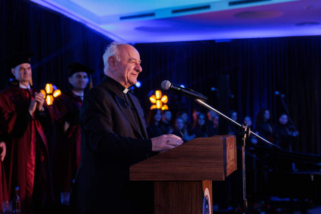 Imzot Vincenzo Paglia duke marrë titullin “Doctor Honoris Causa” në Universitetin “Haxhi Zeka” në Pejë, në një ceremoni solemne me pjesëmarrjen e personaliteteve të larta.