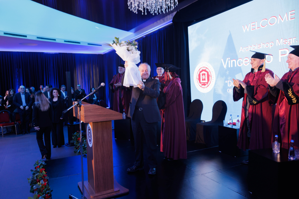 Imzot Vincenzo Paglia duke marrë titullin “Doctor Honoris Causa” në Universitetin “Haxhi Zeka” në Pejë, në një ceremoni solemne me pjesëmarrjen e personaliteteve të larta.