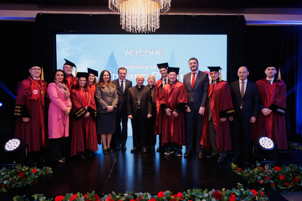 Imzot Vincenzo Paglia duke marrë titullin “Doctor Honoris Causa” në Universitetin “Haxhi Zeka” në Pejë, në një ceremoni solemne me pjesëmarrjen e personaliteteve të larta.